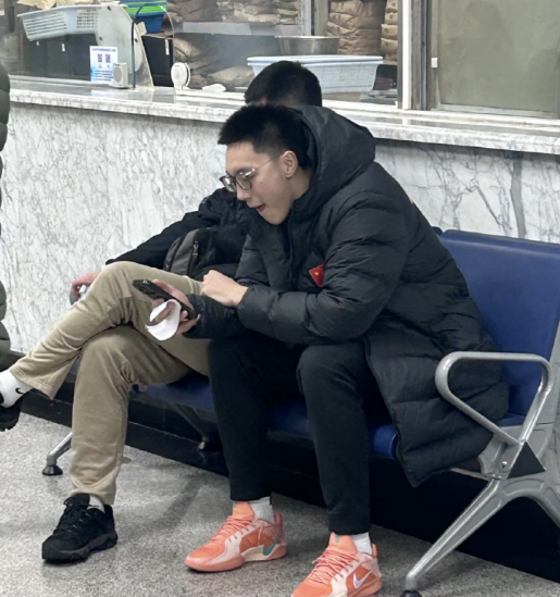 世界杯高清观看-贺希宁曝光胡明轩无缘世预赛原因:膝伤复发 回国第一时间去医院